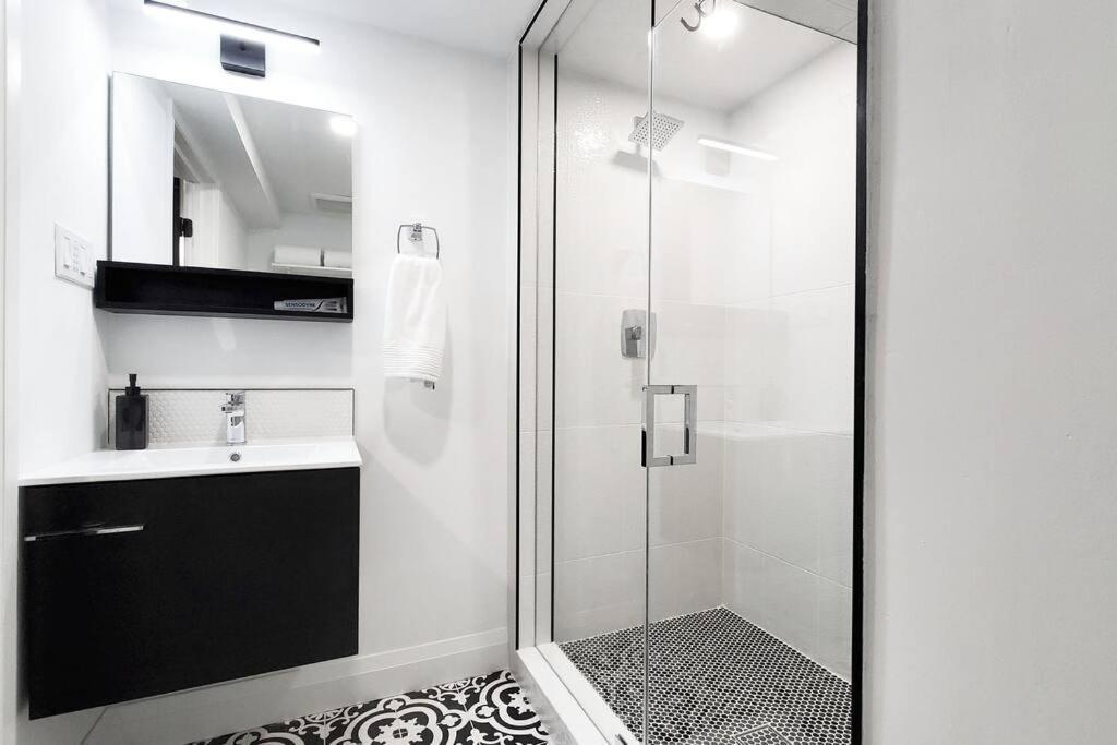Renovated Guest Suite Near The Lake & High Park In Toronto! エクステリア 写真