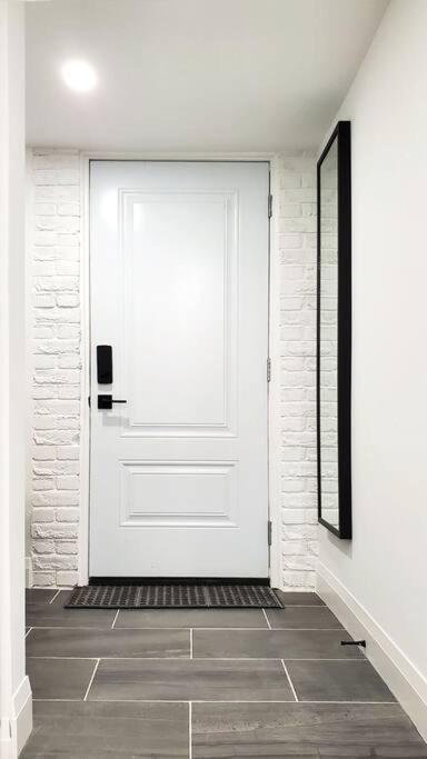 Renovated Guest Suite Near The Lake & High Park In Toronto! エクステリア 写真